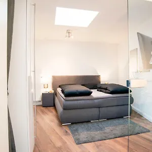 White Lofty Und White Apartment Dusseldorf
